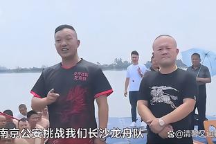 人在广东仍心系球队！赵睿手机上观看新疆客战天津的比赛直播